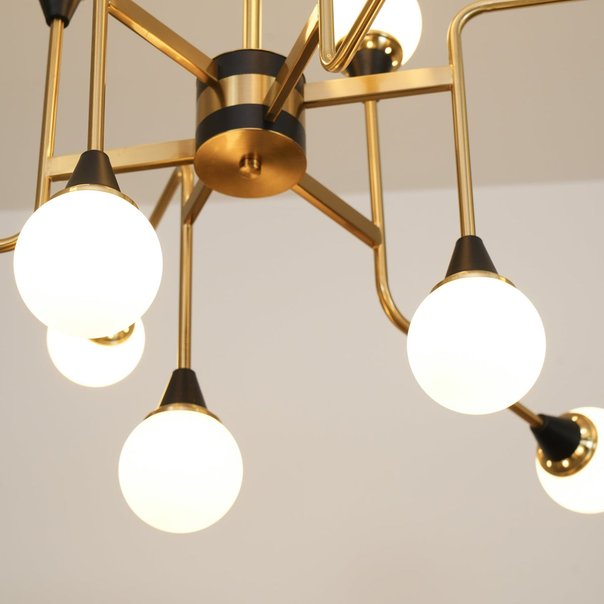 Candeeiro de lustre Stilnovo de latão e vidro preto Wasgt