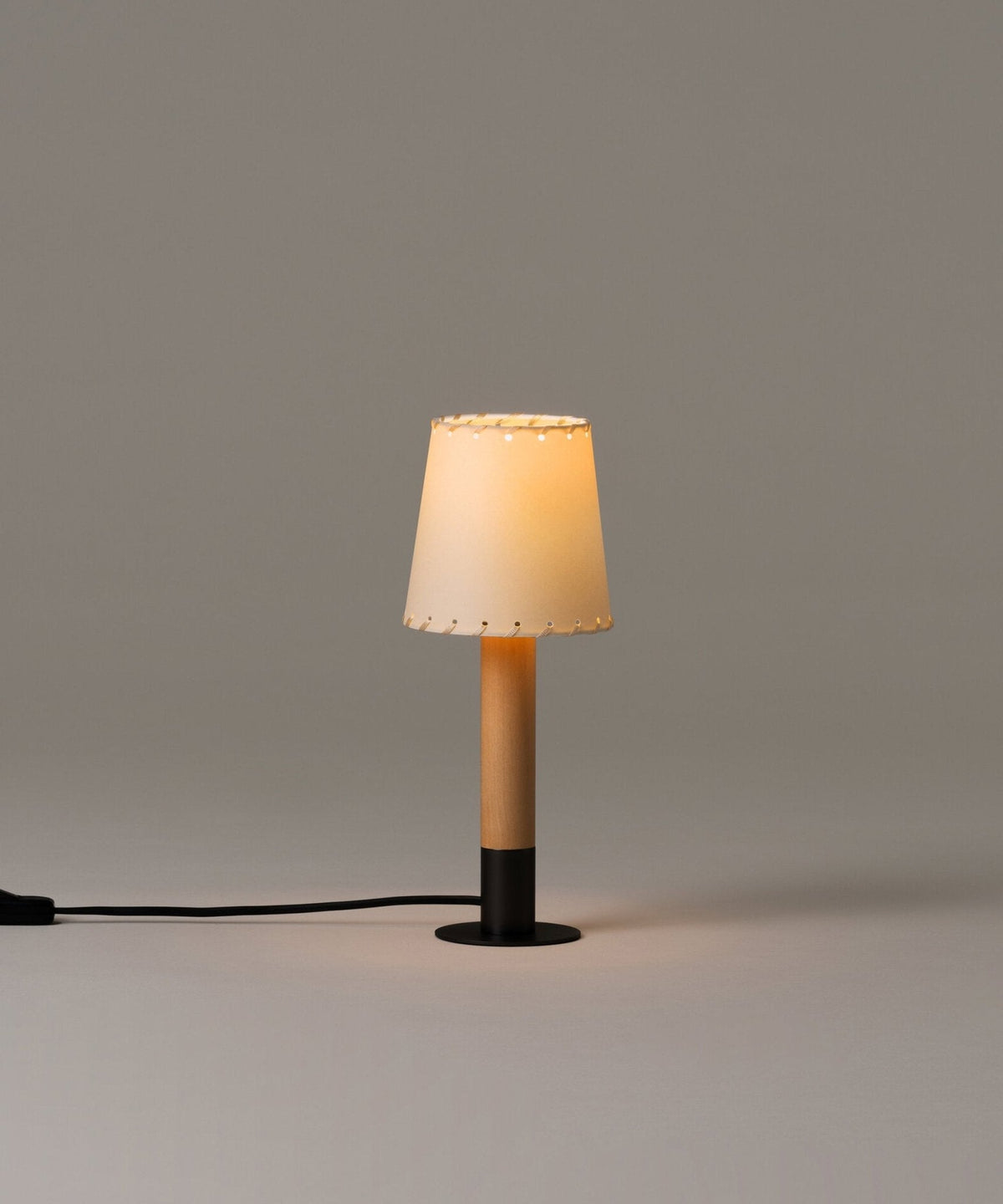 Candeeiro de mesa Bravique com costuras