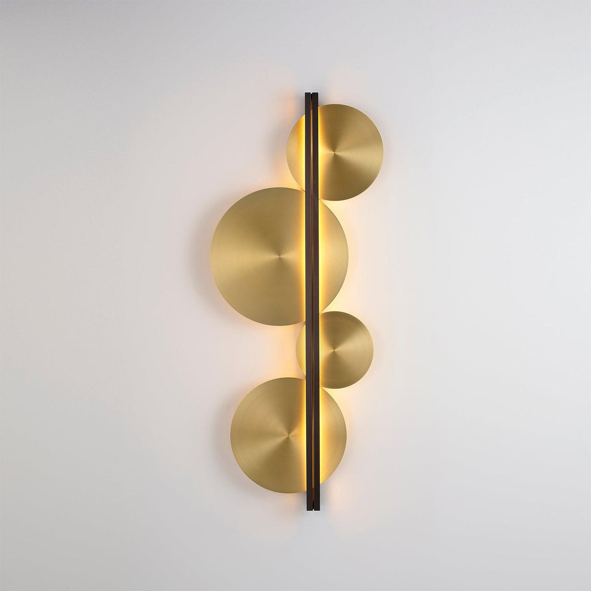 Oriivise rund, skulpturel væglampe i guld
