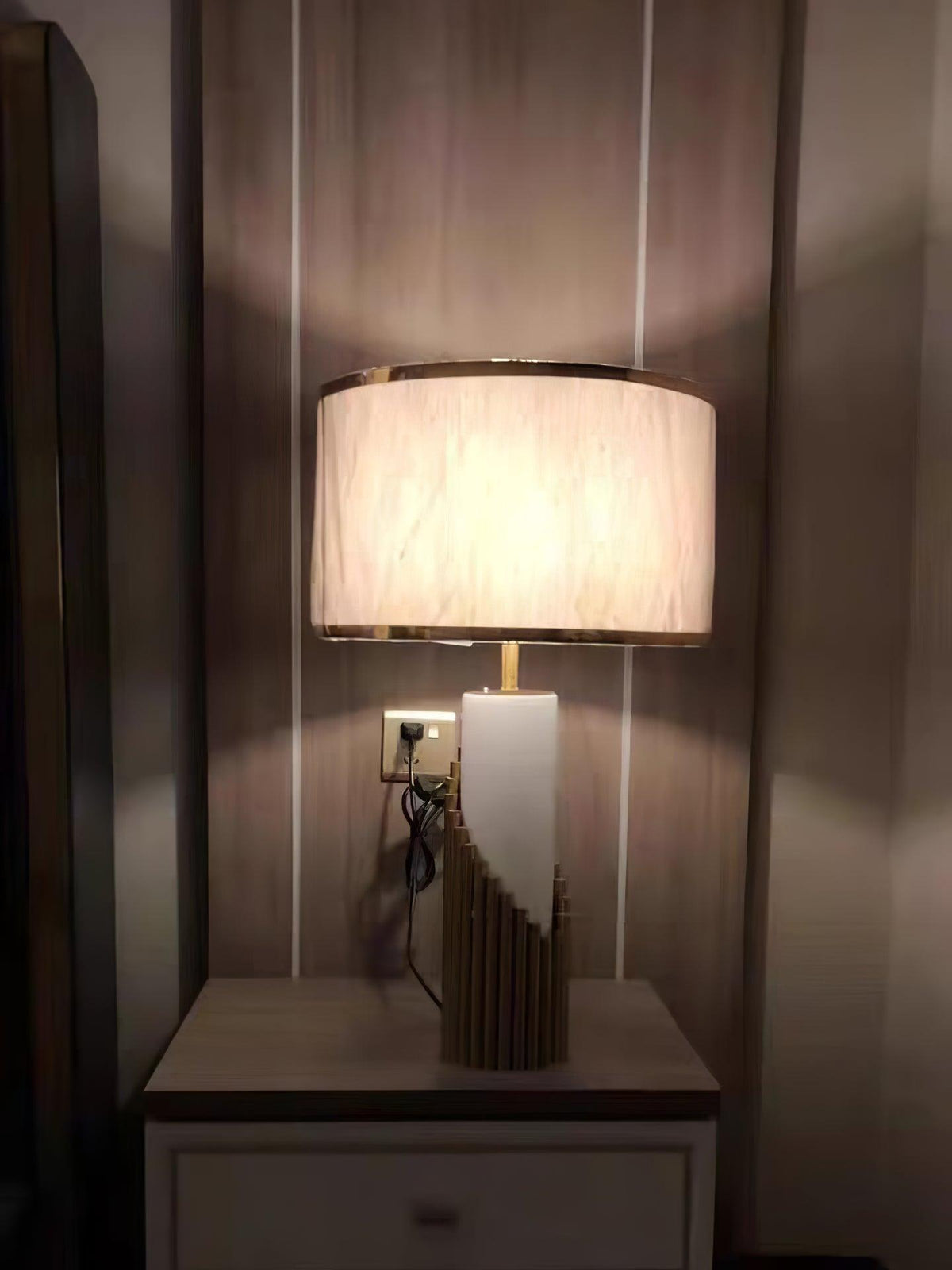 Teldes marmorbordlampe med stofskærm