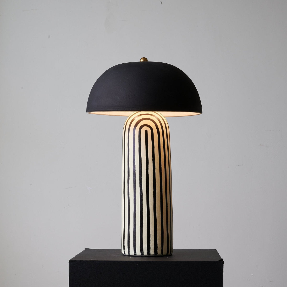 Moxyn minimalistisk bordslampa i keramik
