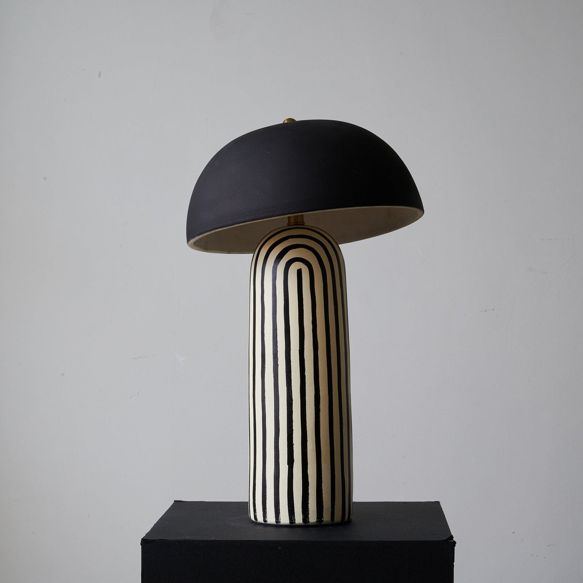 Moxyn minimalistisk bordslampa i keramik