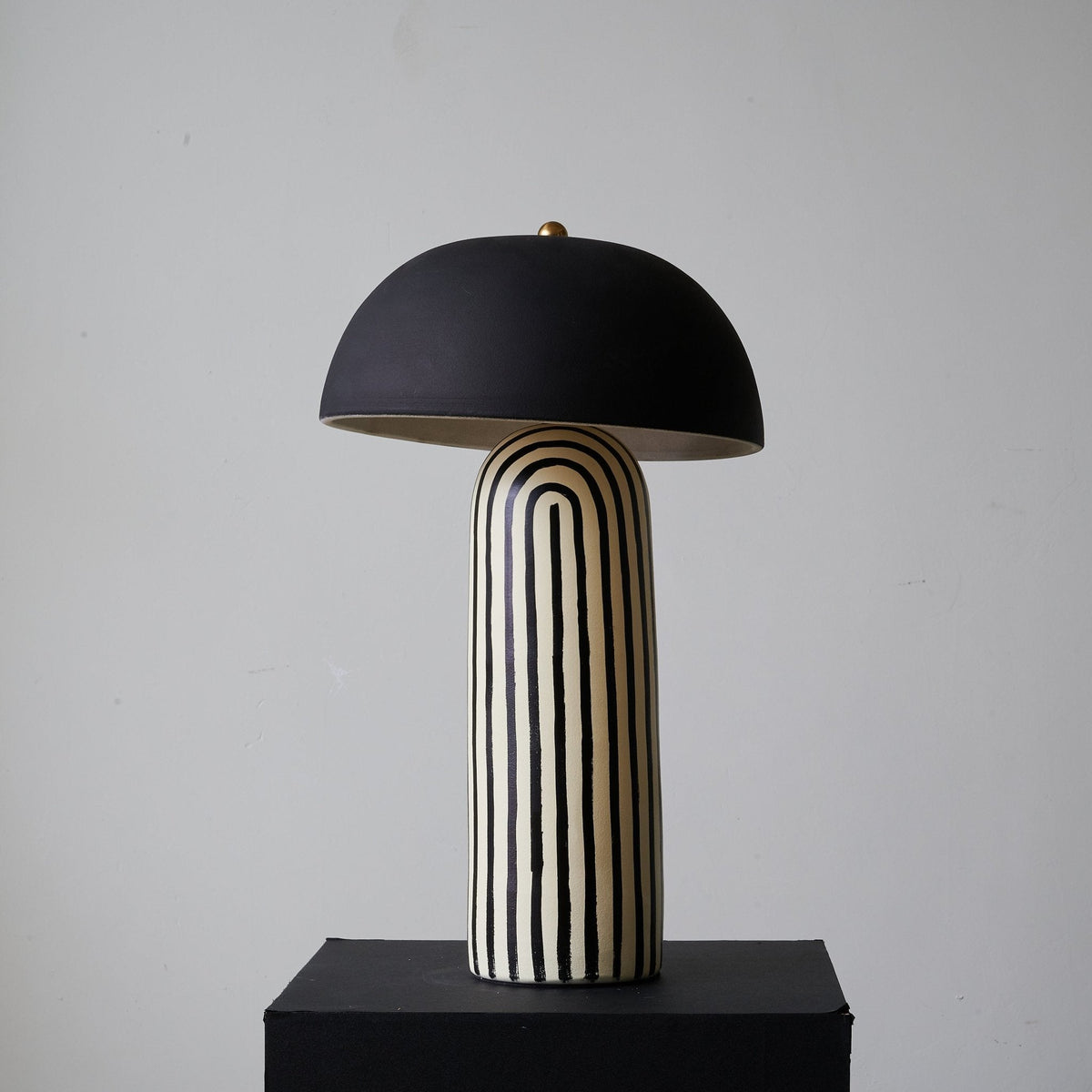 Moxyn minimalistisk bordslampa i keramik