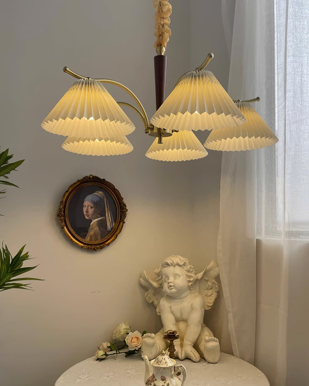 Candeeiro de teto com abajures em tecido plissado e braços de nogueira e latão, retro acolhedor