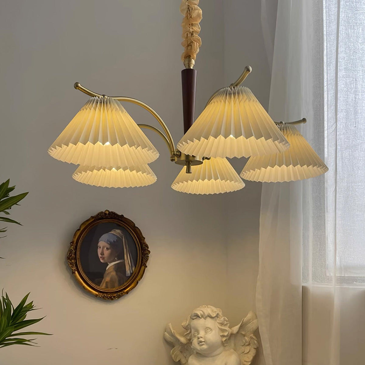 Candeeiro de teto com abajures em tecido plissado e braços de nogueira e latão, retro acolhedor