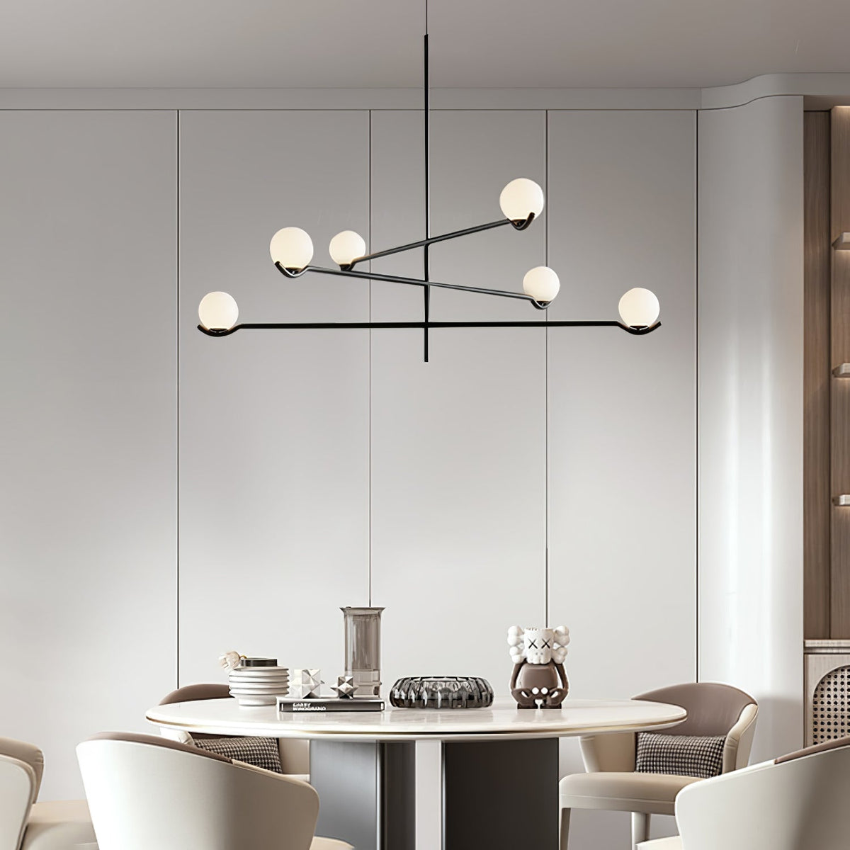 Elvian lysekrone med hvid glaskugle og minimalistisk messing