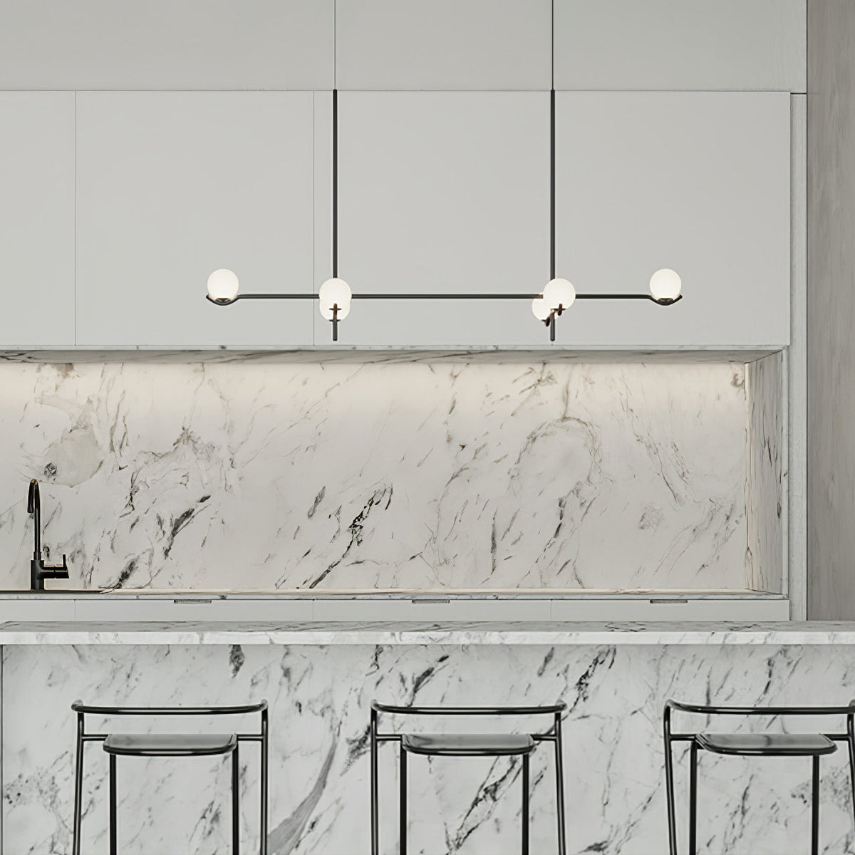 Elvian lysekrone med hvid glaskugle og minimalistisk messing