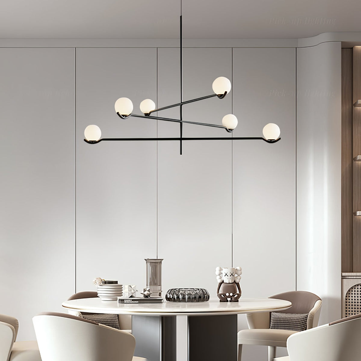 Elvian lysekrone med hvid glaskugle og minimalistisk messing