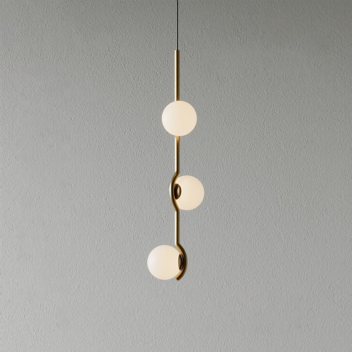 Elvian lysekrone med hvid glaskugle og minimalistisk messing