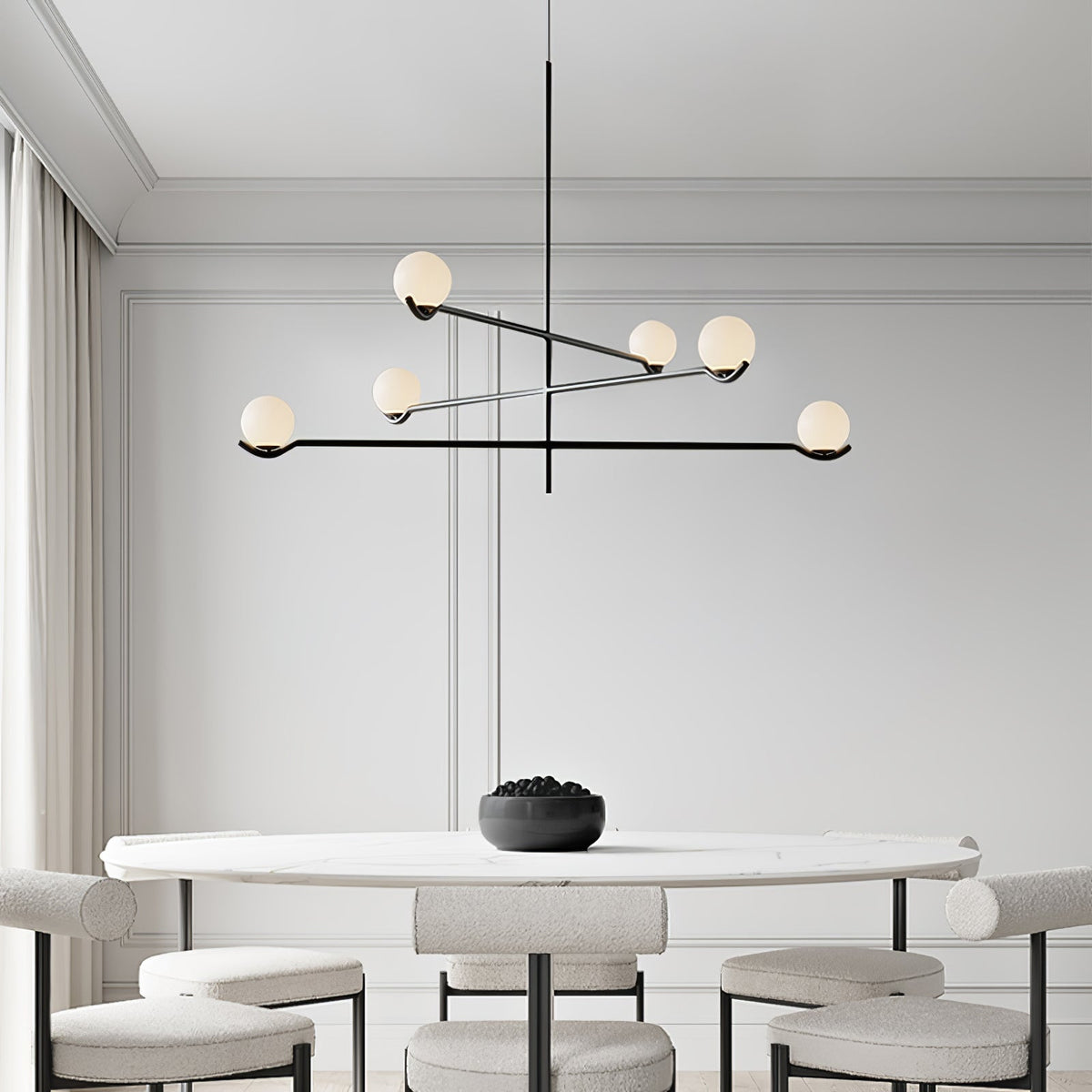 Elvian lysekrone med hvid glaskugle og minimalistisk messing