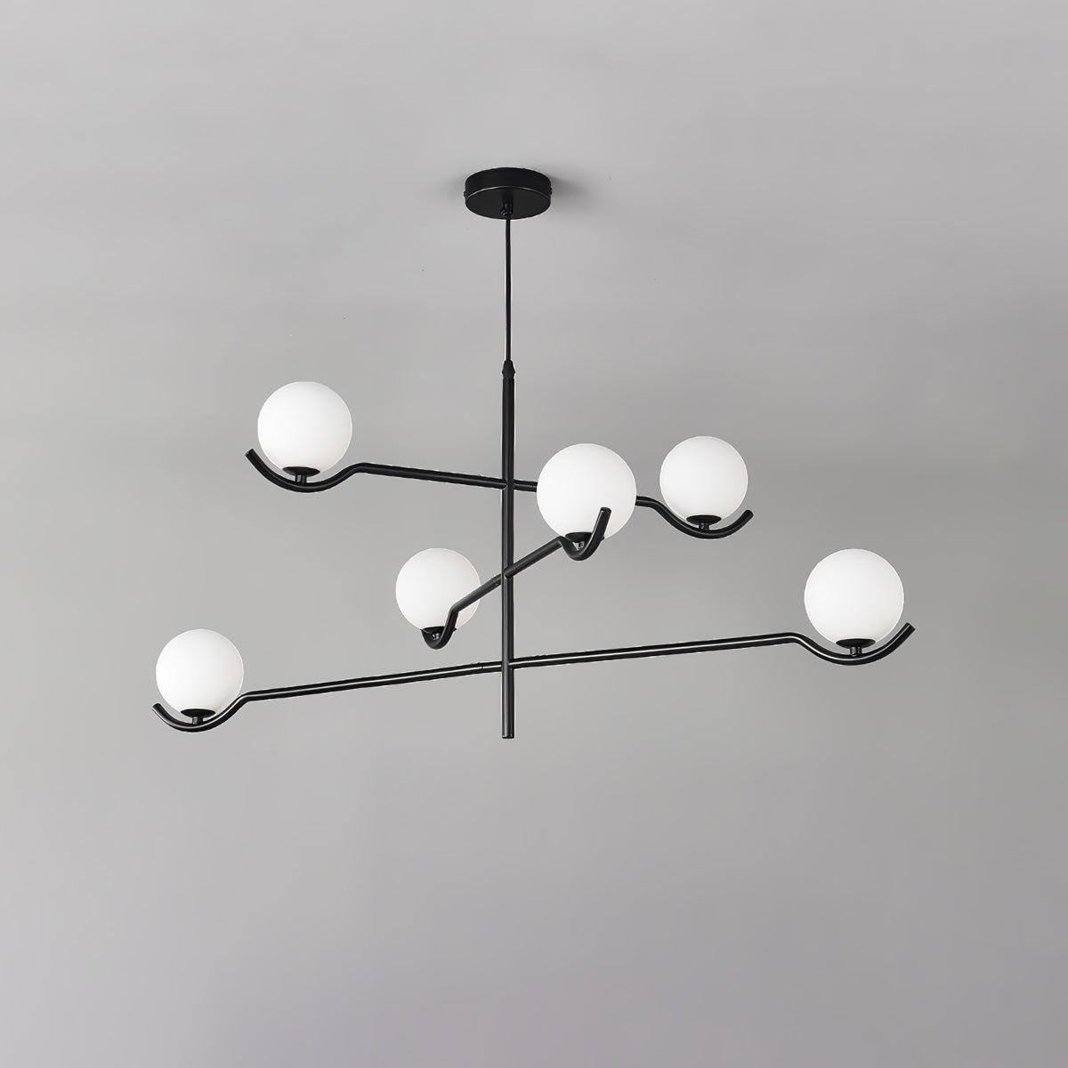 Elvian lysekrone med hvid glaskugle og minimalistisk messing