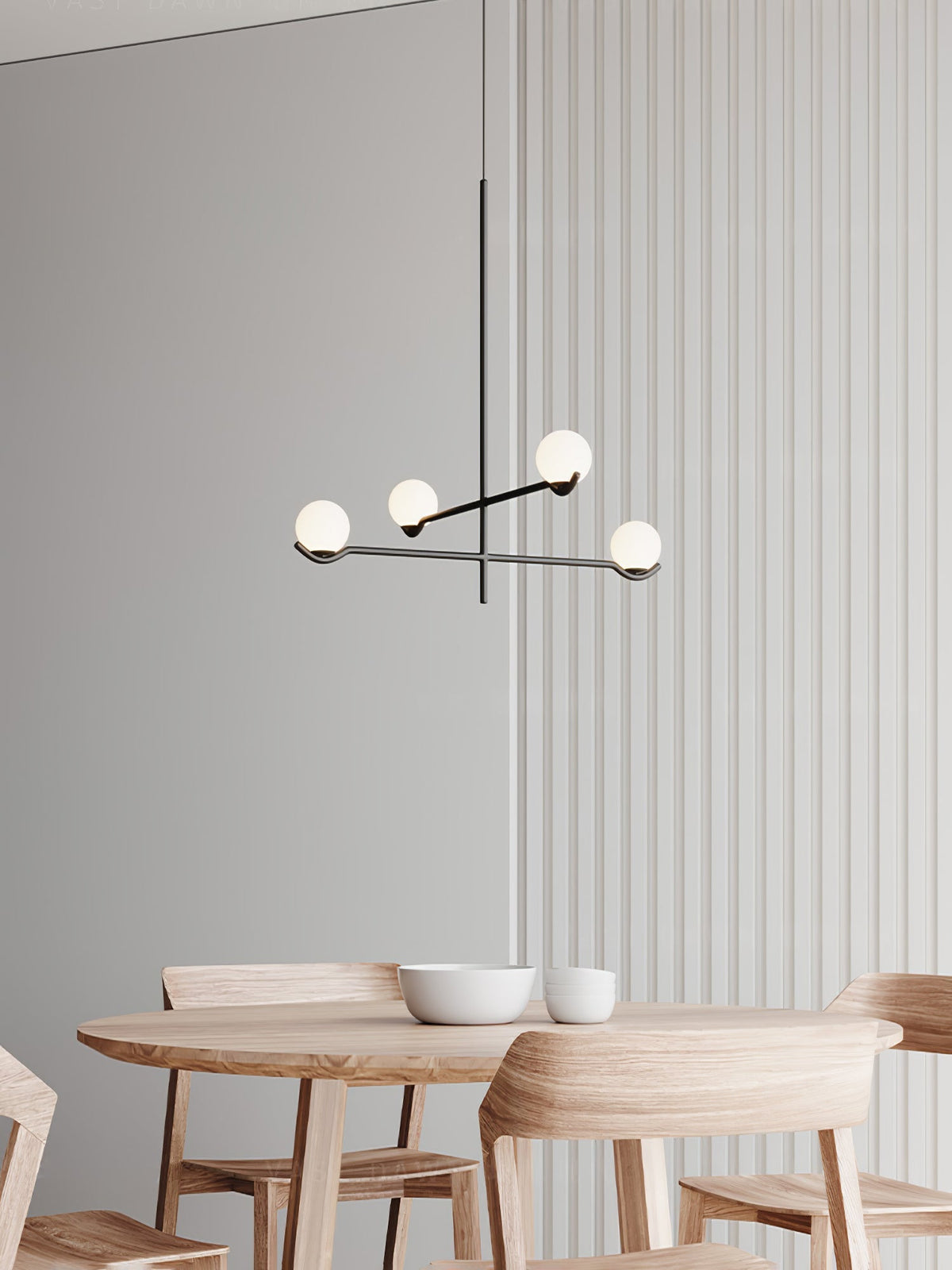 Elvian lysekrone med hvid glaskugle og minimalistisk messing