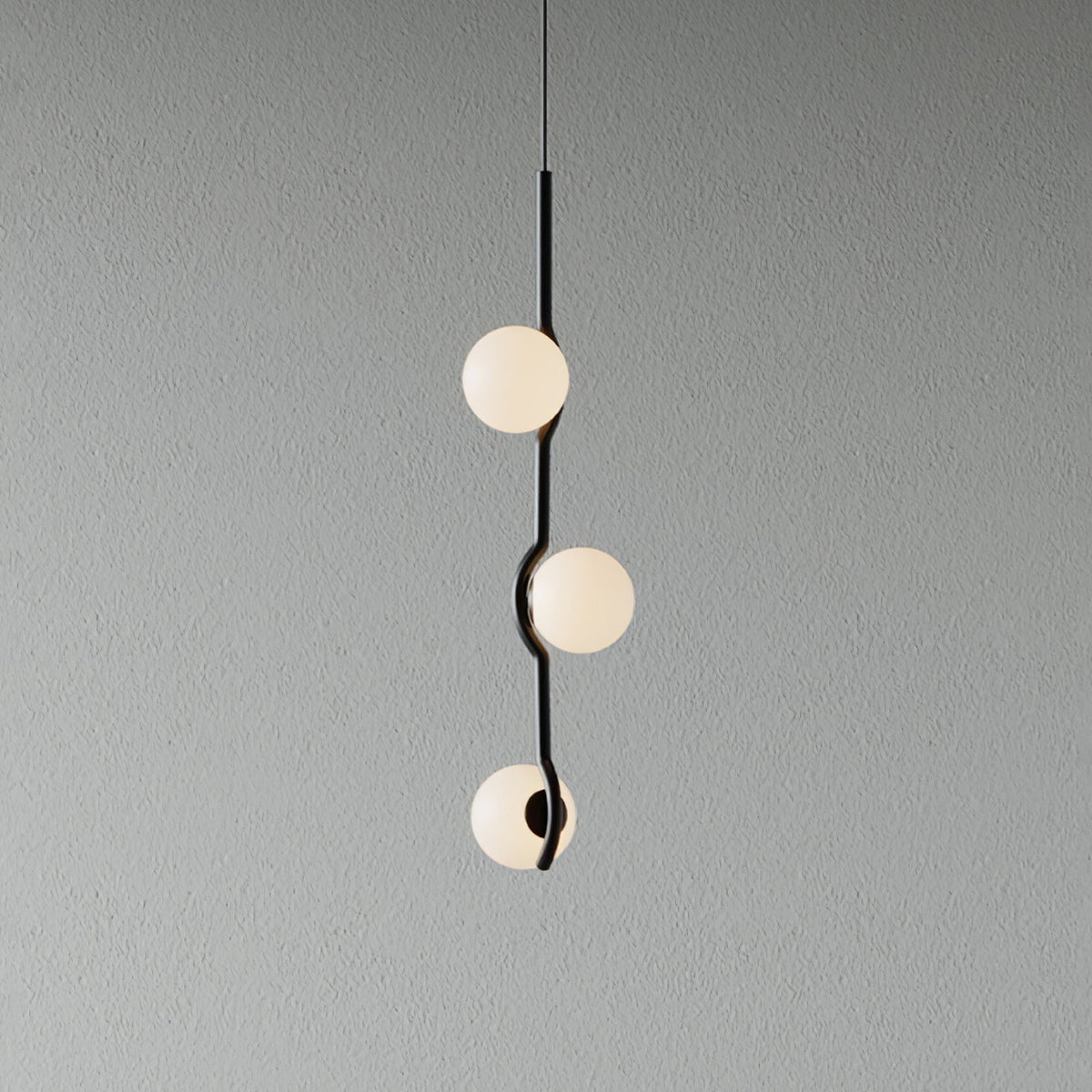 Elvian lysekrone med hvid glaskugle og minimalistisk messing