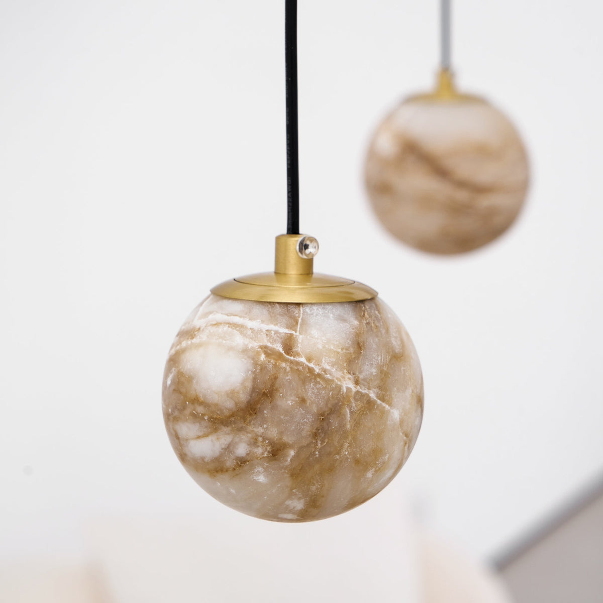 Nivinian ljuskrona i alabaster