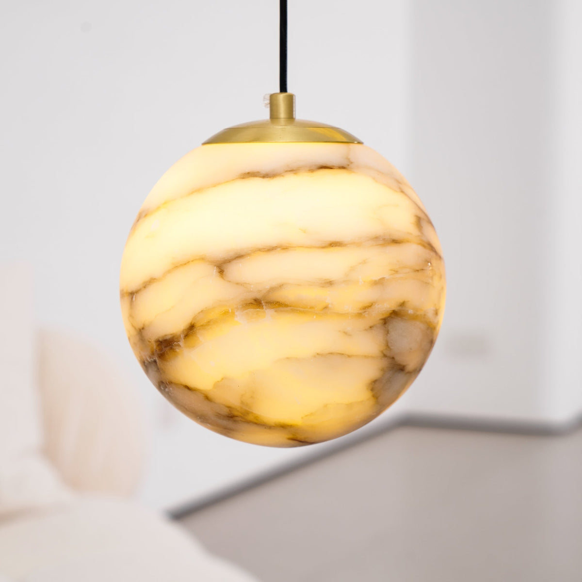 Nivinian ljuskrona i alabaster