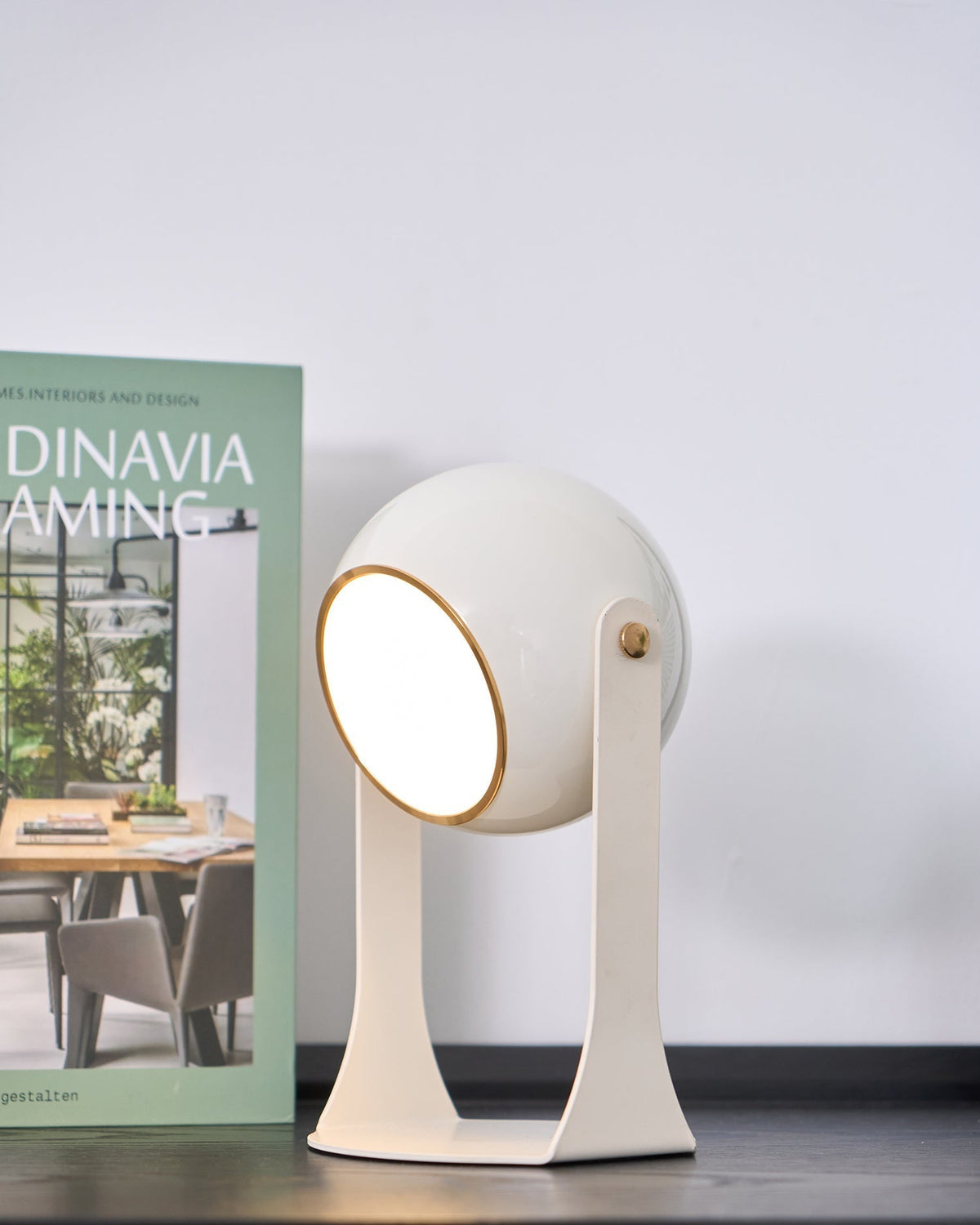 Ulsken minimalistisk bordlampe i akryl