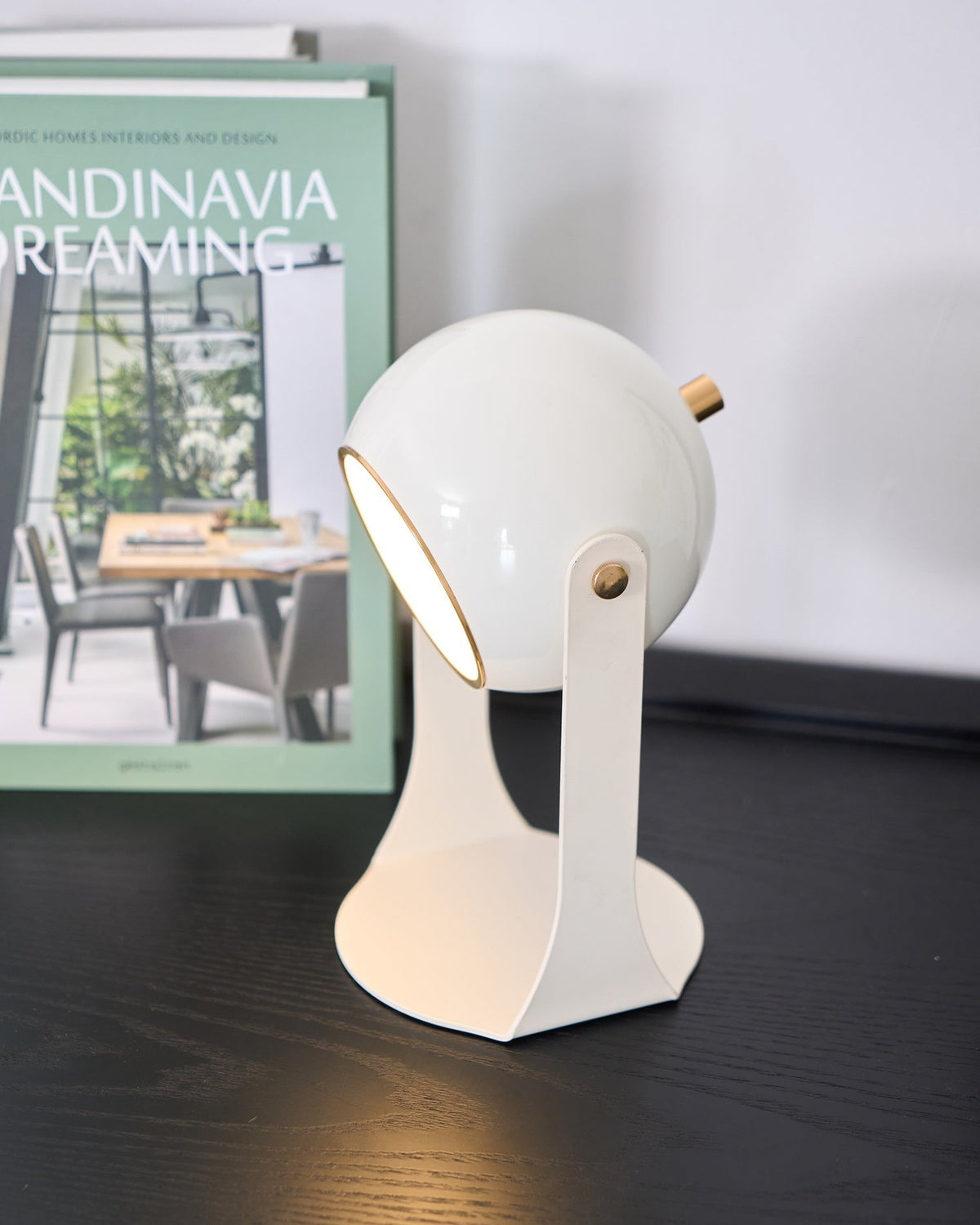 Ulsken minimalistisk bordlampe i akryl