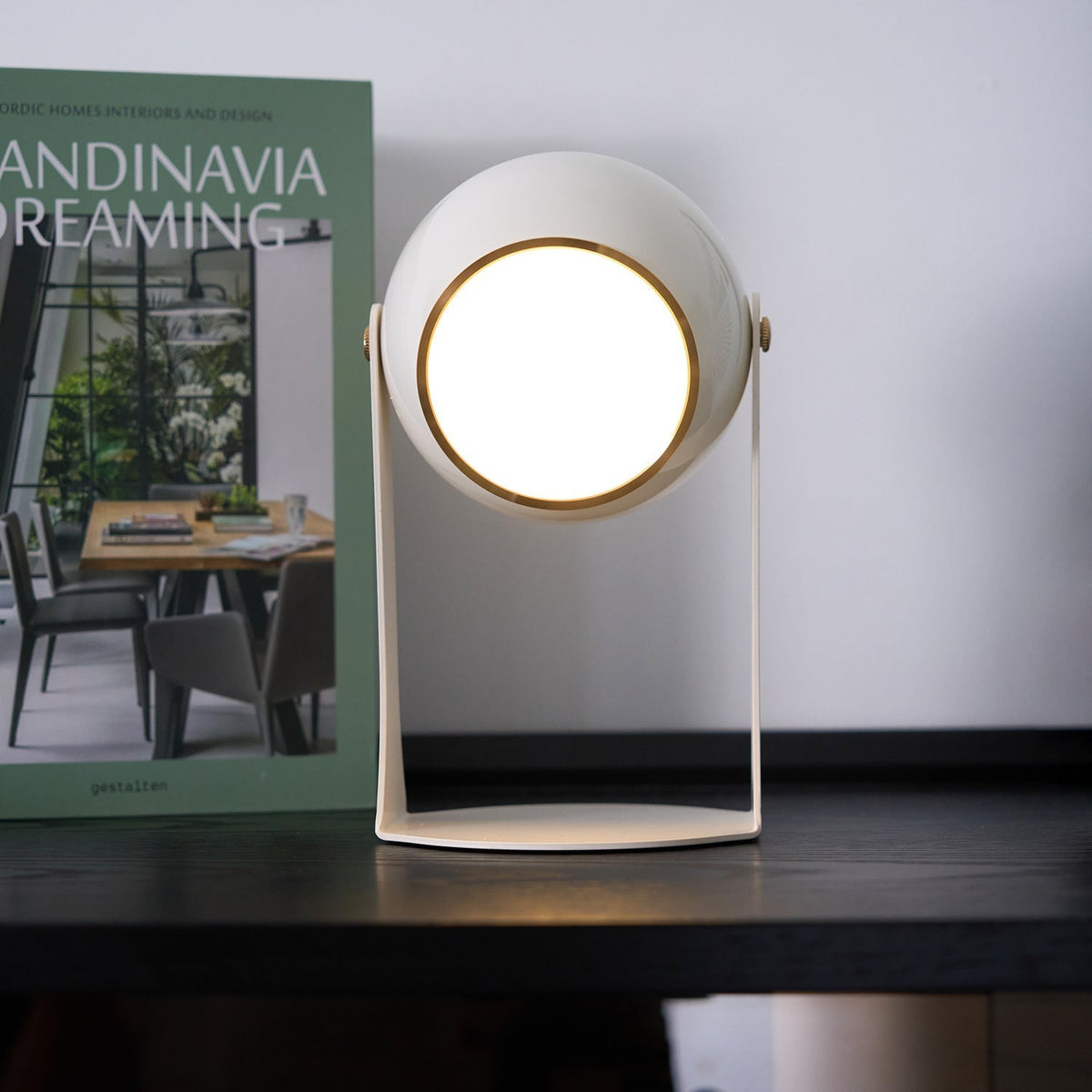 Ulsken minimalistisk bordlampe i akryl