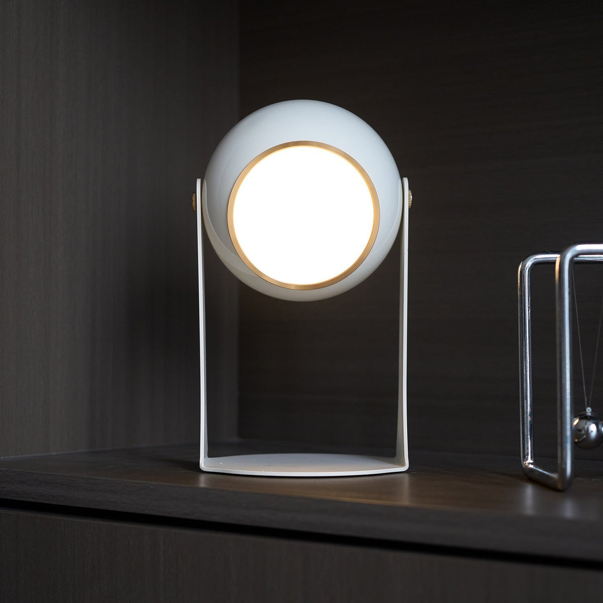 Ulsken minimalistisk bordlampe i akryl