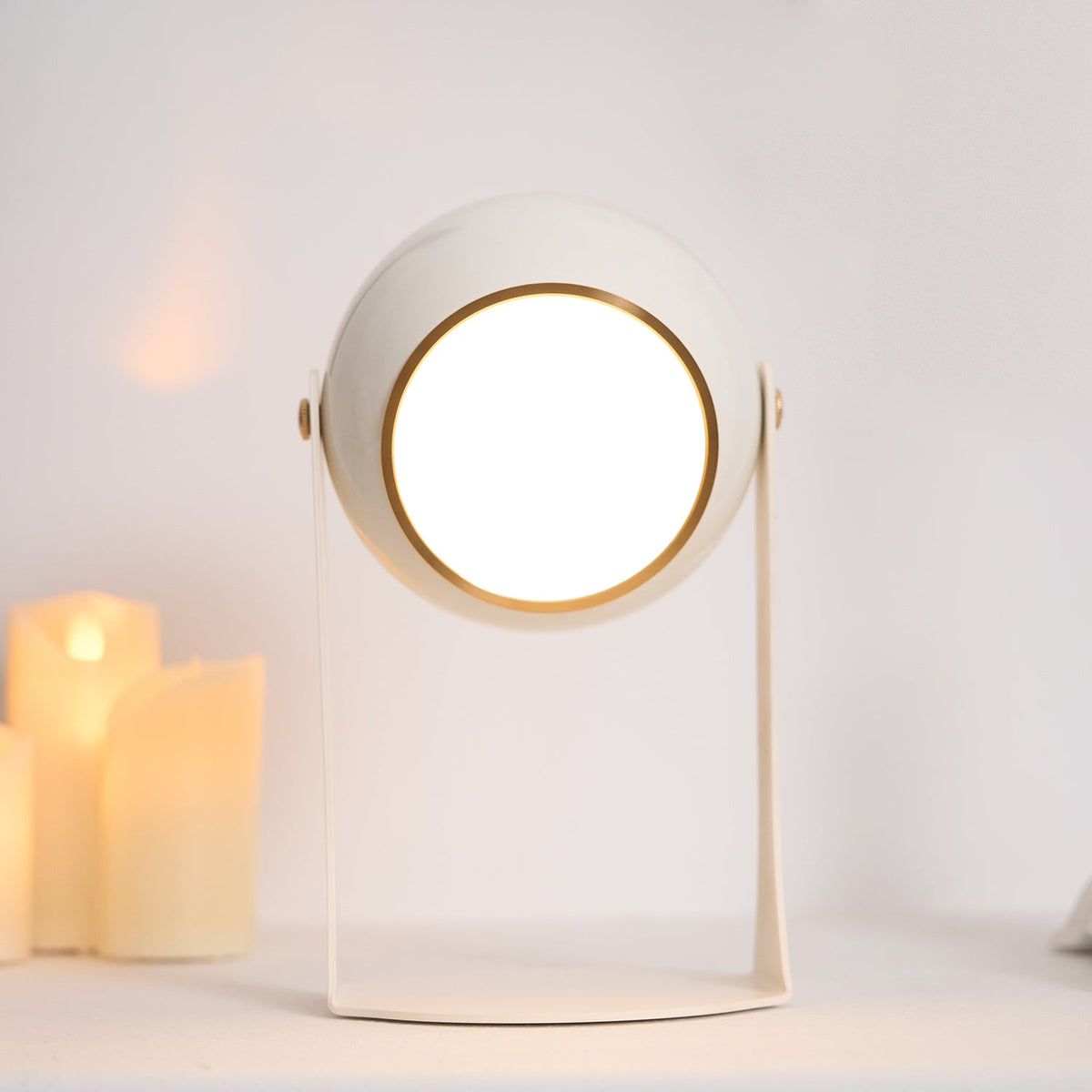 Ulsken minimalistisk bordlampe i akryl