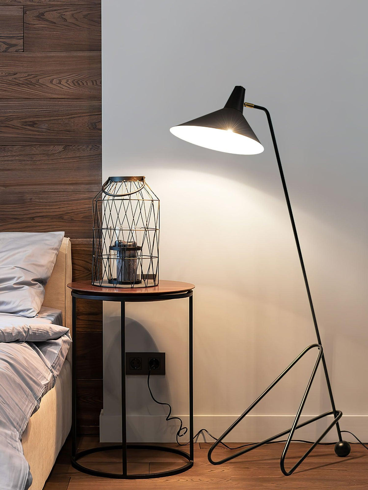 Caleleria-moderni teollinen lattiavalaisin