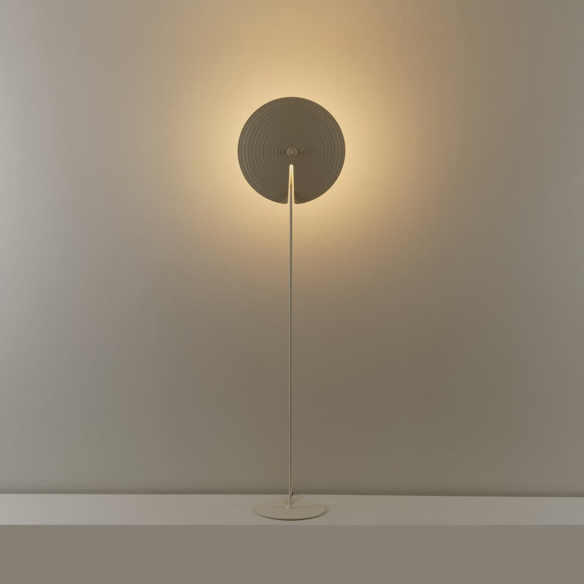 Spira moderne gulvlampe i aluminium