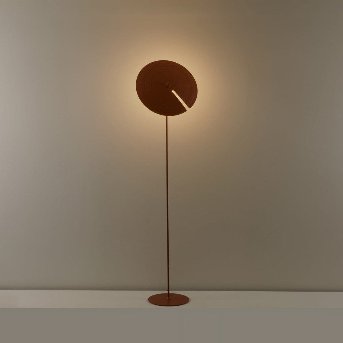Spira moderne gulvlampe i aluminium