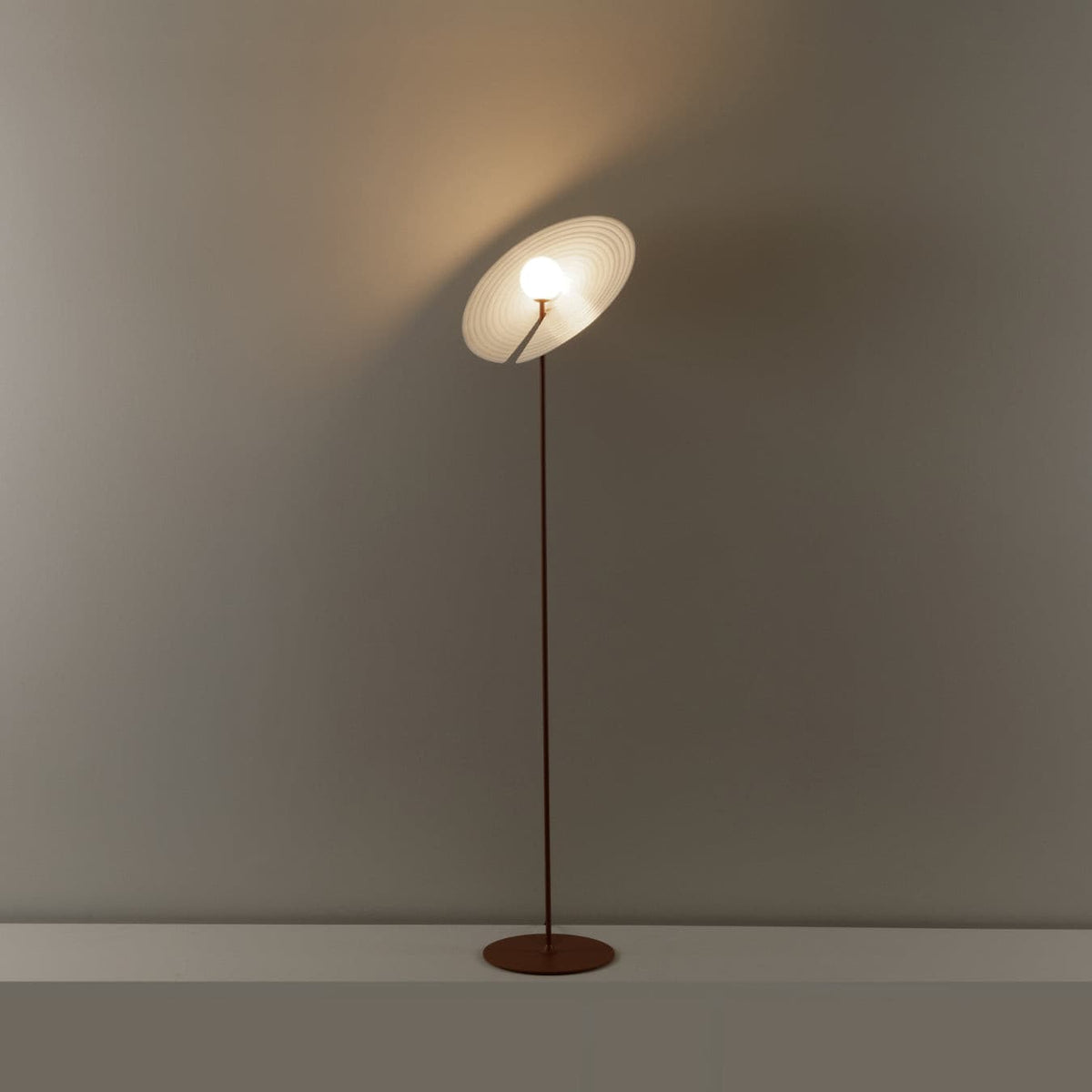 Spira moderne gulvlampe i aluminium