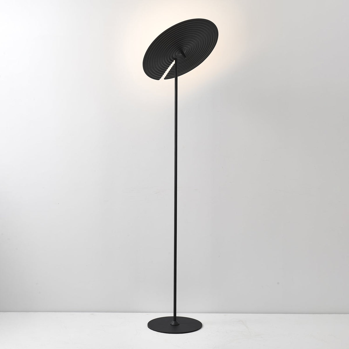 Spira moderne gulvlampe i aluminium
