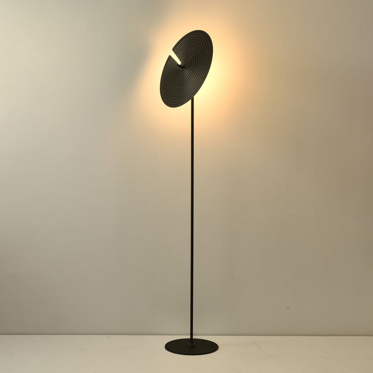 Spira moderne gulvlampe i aluminium