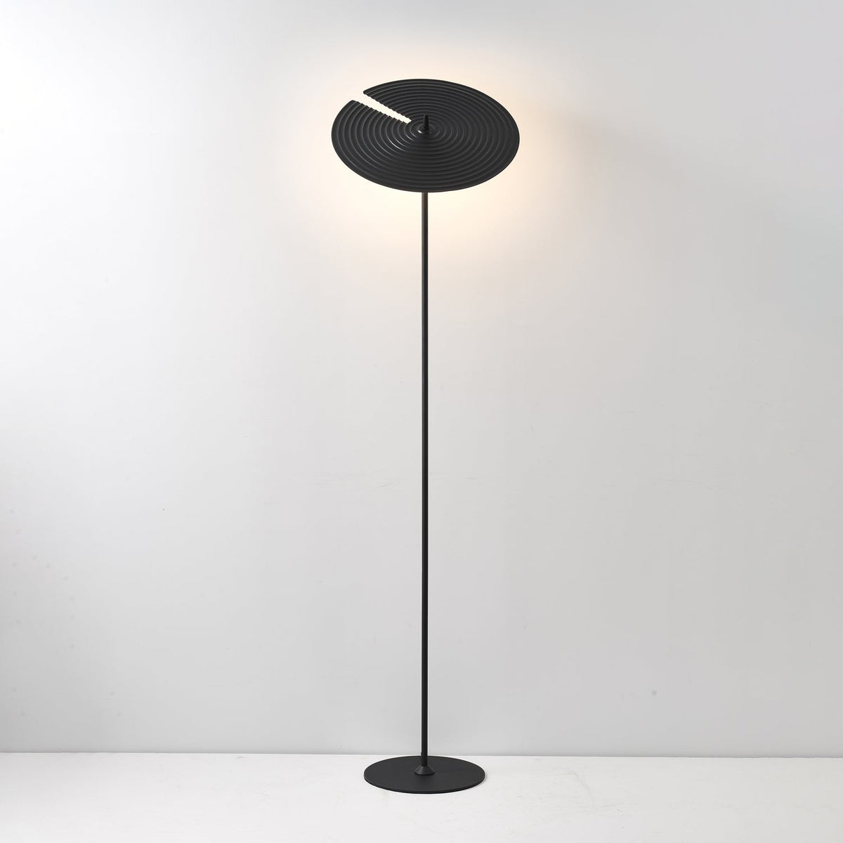 Spira moderne gulvlampe i aluminium