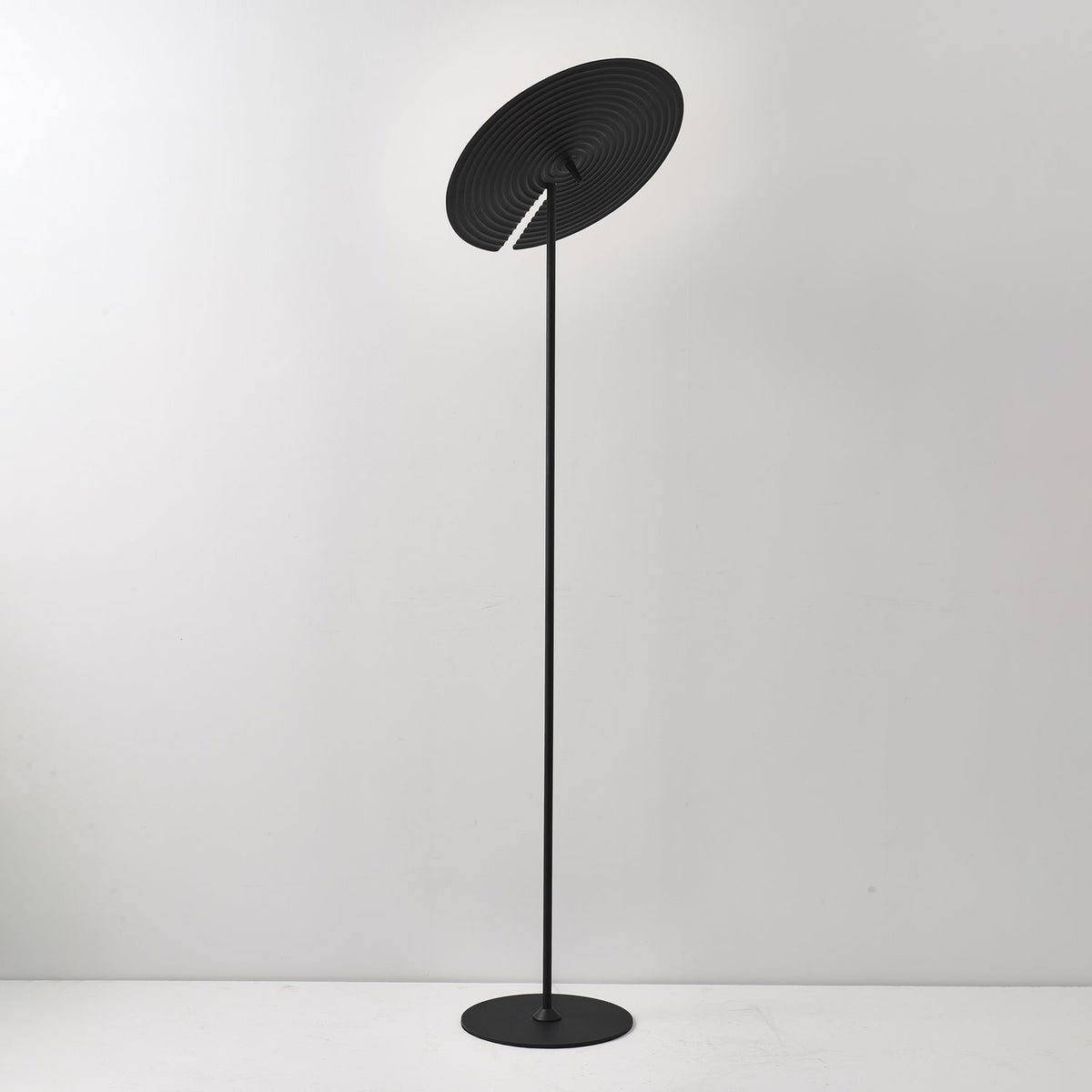 Spira moderne gulvlampe i aluminium