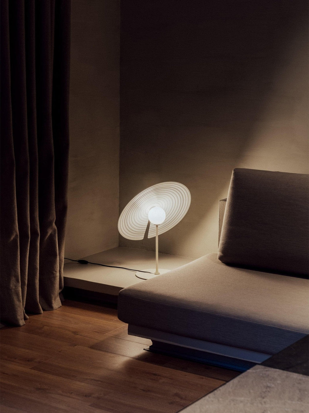Vortex moderne bordlampe i aluminium