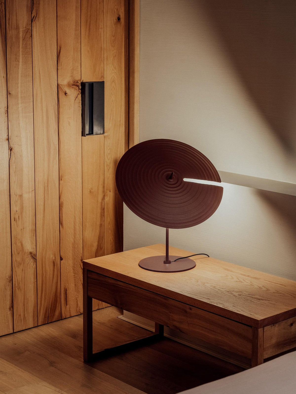 Vortex moderne bordlampe i aluminium