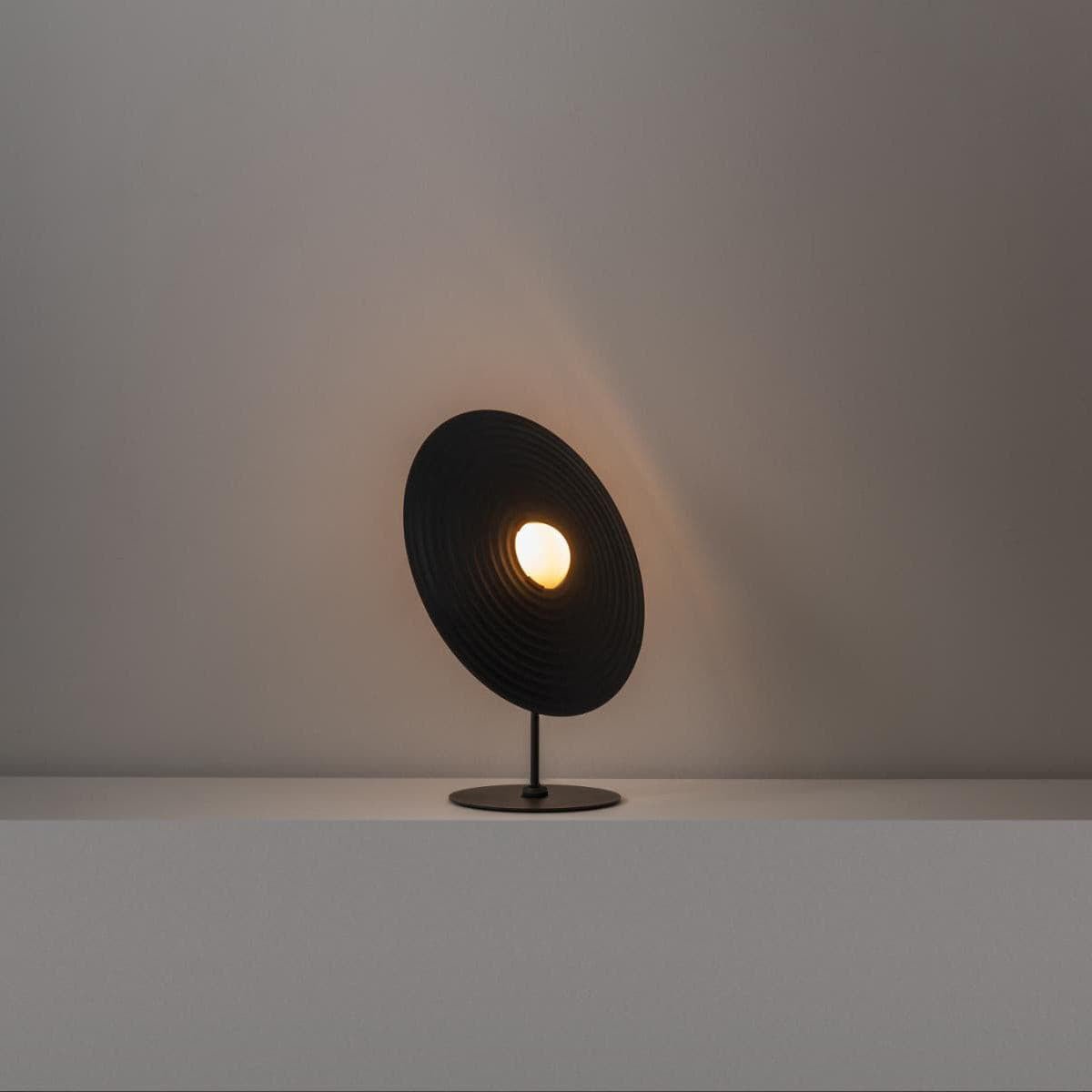 Vortex moderne bordlampe i aluminium