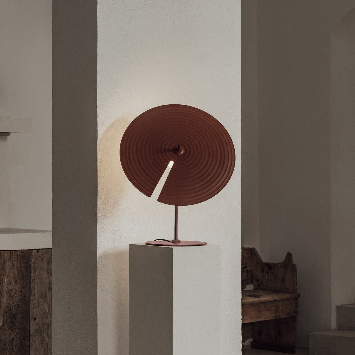 Vortex moderne bordlampe i aluminium