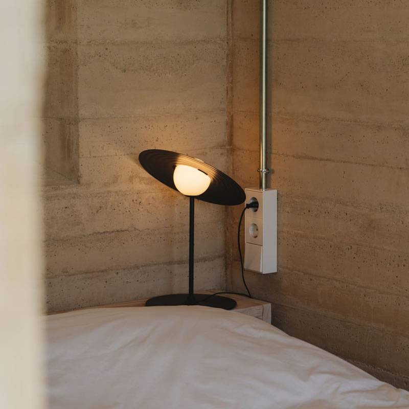 Vortex moderne bordlampe i aluminium
