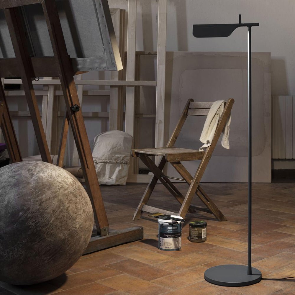 Ebonis minimalistisk golvlampa i akryl
