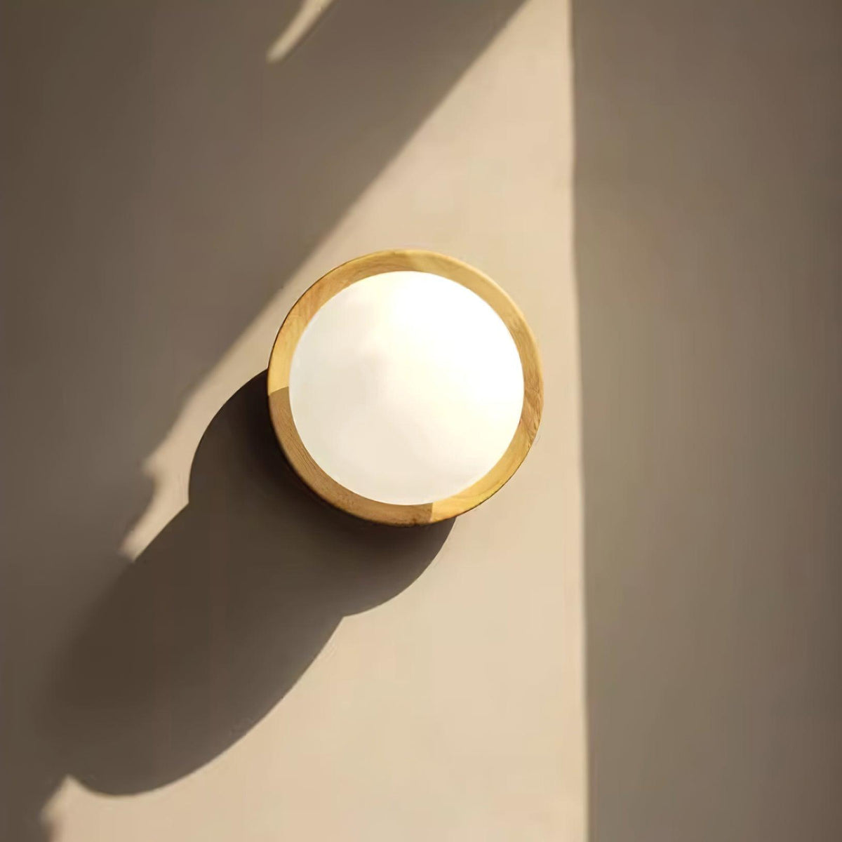 Candeeiro de parede com corpo metálico e aro de madeira, de estilo minimalista