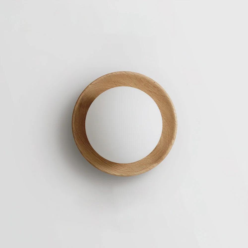 Candeeiro de parede com corpo metálico e aro de madeira, de estilo minimalista