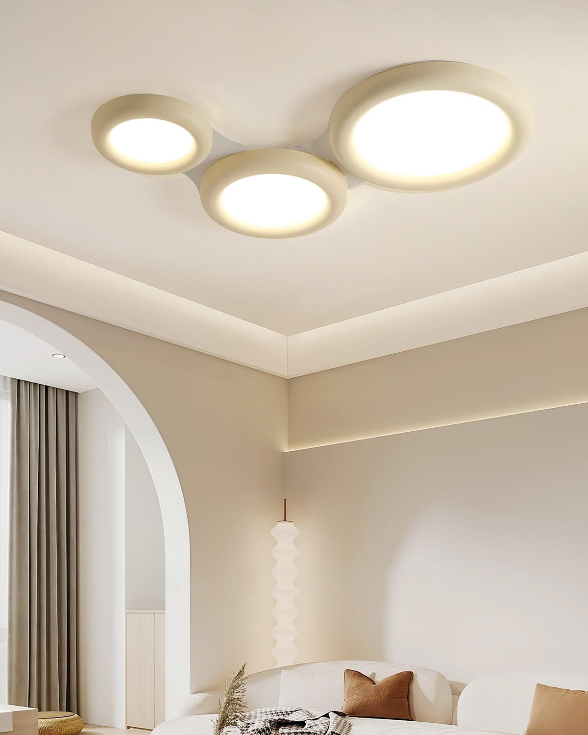 Beige loftlampe til direkte montering med baldakin, minimalistisk