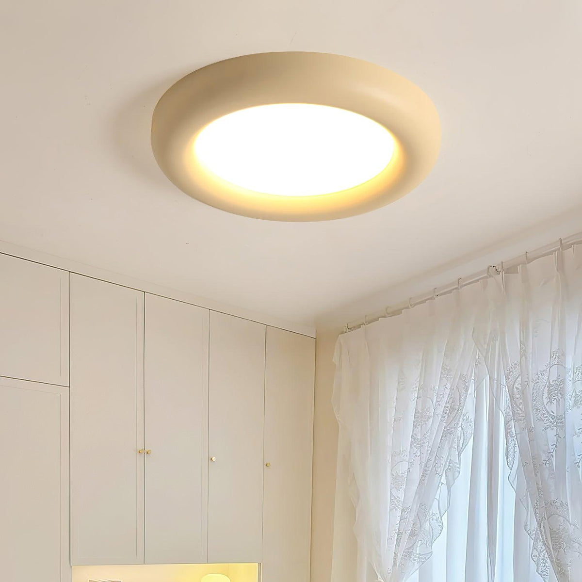 Beige loftlampe til direkte montering med baldakin, minimalistisk