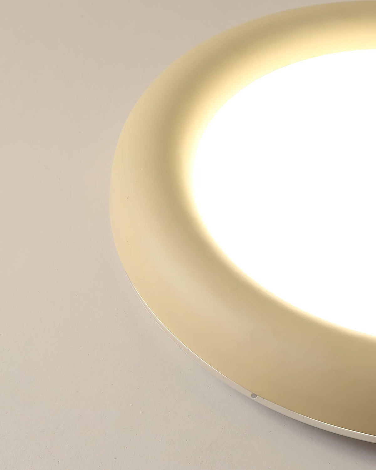 Beige loftlampe til direkte montering med baldakin, minimalistisk