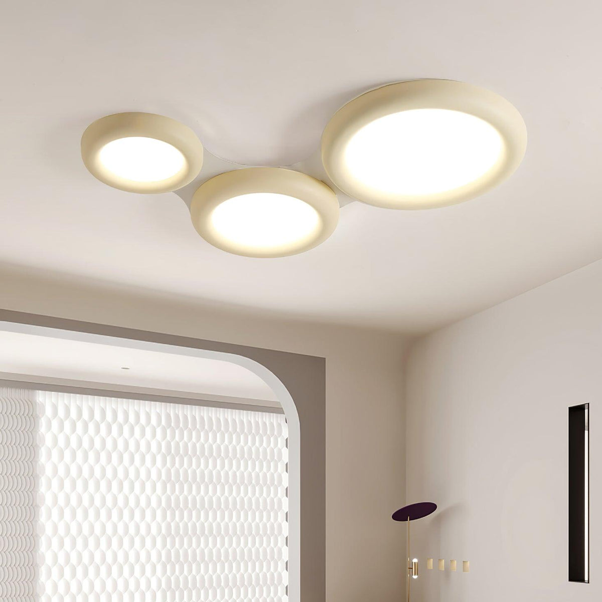 Beige loftlampe til direkte montering med baldakin, minimalistisk