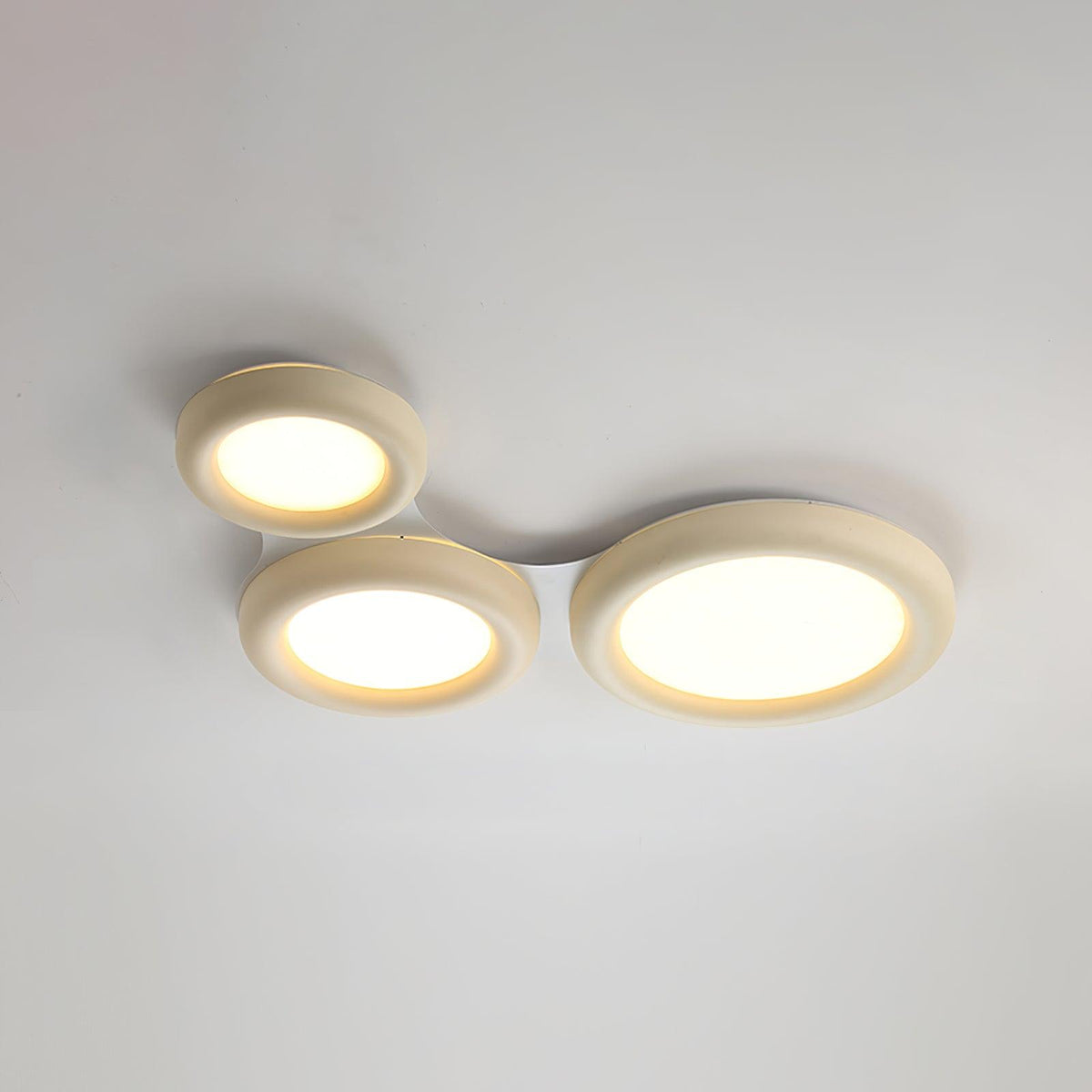 Beige loftlampe til direkte montering med baldakin, minimalistisk