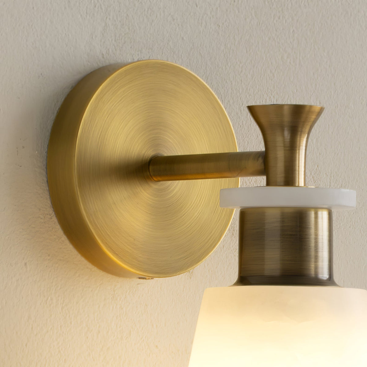 Avsmalnande vägglampa i alabaster