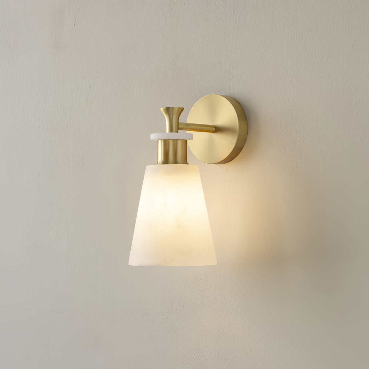 Avsmalnande vägglampa i alabaster