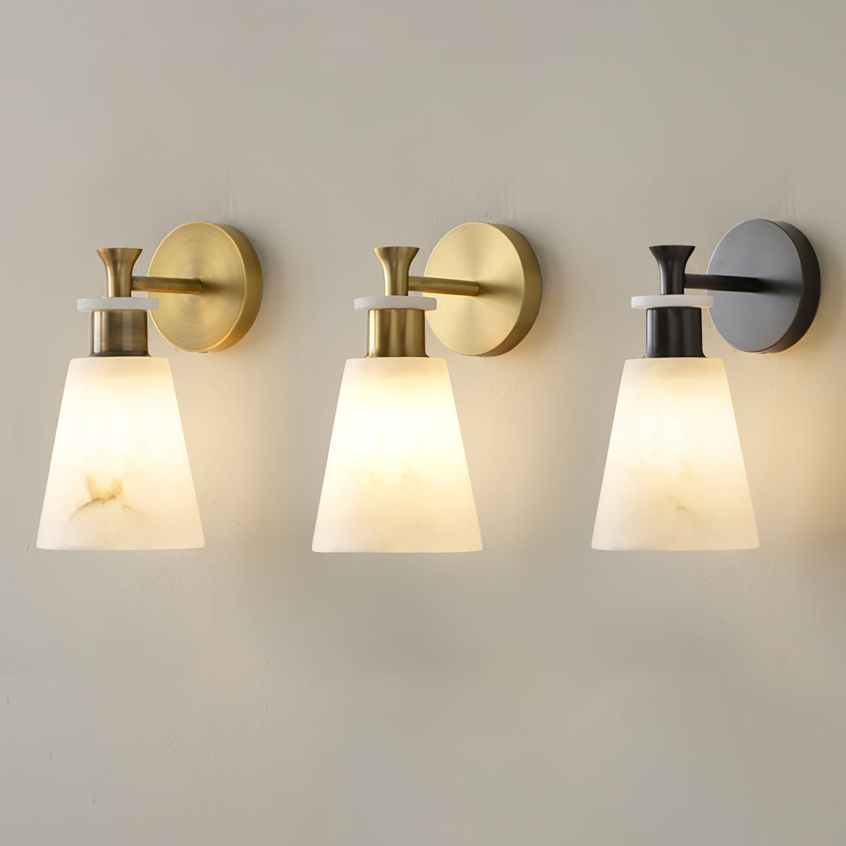 Avsmalnande vägglampa i alabaster
