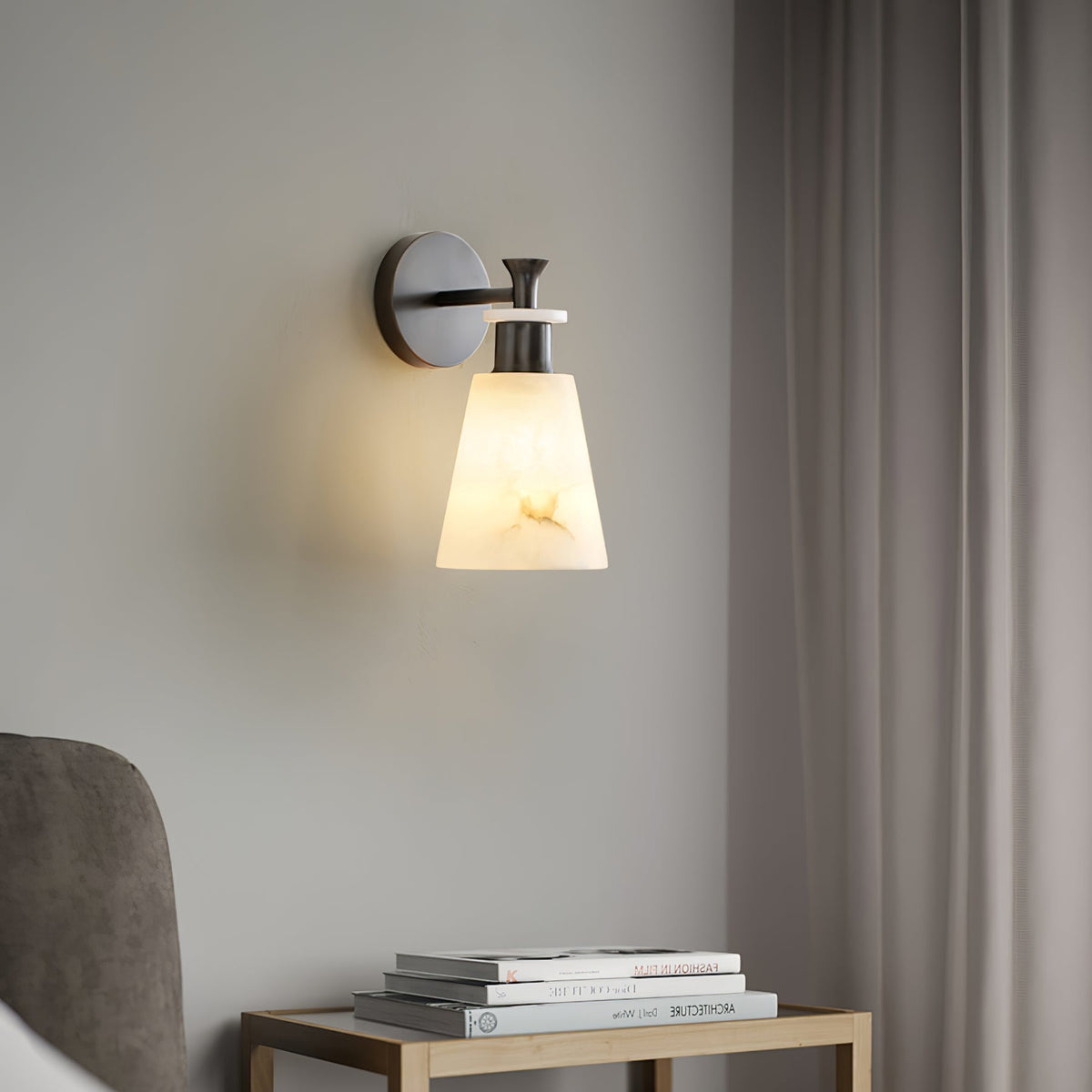 Avsmalnande vägglampa i alabaster