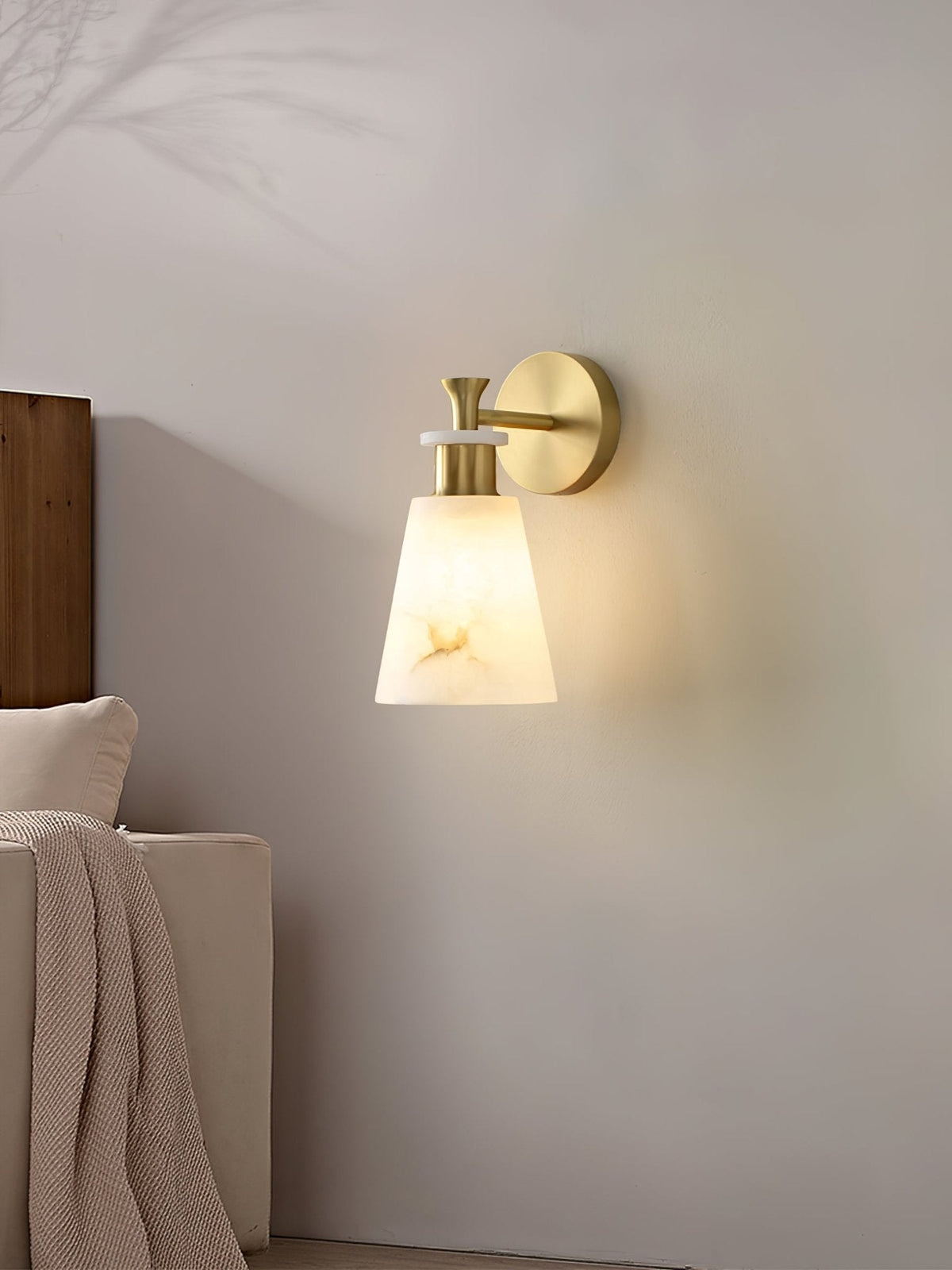 Avsmalnande vägglampa i alabaster